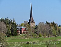 Kyrkan och Kyrkskolan (numera bostäder) sedda från Kalvsviksvägen.