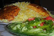 配有qazmaq（相当于波斯的锅巴）和choban salad（英语：choban salad）的阿塞拜疆抓饭。