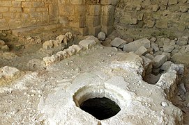 Dans la chapelle, sépultures à gauche, et silo plus récent à droite.