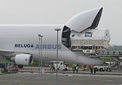 Airbus Beluga sendo carregado com o módulo espacial Columbus