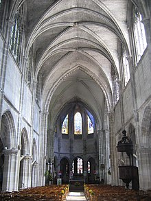 La nef de l'église Saint-Pierre.
