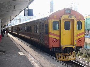 擔任基隆黃色小鴨加班車，停在基隆站的EMU100型電聯車