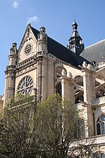 Façade de l'église Saint-Eustache ; le cadran solaire est visible sur le portail, au-dessous de la plus haute rosace, sur la gauche de l'image.