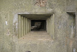 Créneau de défense de l'EM, avec un antichar de 47 mm en position.