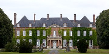 Le château de Luc Besson à La Trinité-des-Laitiers