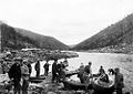 Cela semble longtemps qu'on s'y déplace en canoë-kayak. Ici une photo daté de 1898.