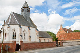 L'église, en bordure de route départementale (côté nord).