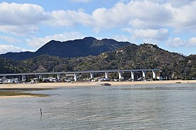 永納山城跡のある永納山 手前山塊の中央右に山頂、中央左に南東部頂上。両峰間に城壁線が所在する。奥の山塊は世田山・笠松山。