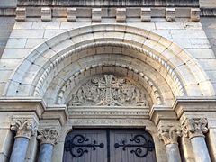 Le fronton de l'église.