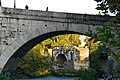 Ponte Rotto visto attraverso una delle arcate di Ponte Cestio