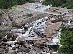 The river flow in the glacial striations engraved in the bedrock of the Canadian Shiedl[1][2]