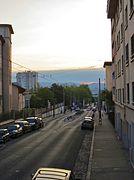 L'extrémité ouest de la rue, du même endroit. Au loin, on voit les monts du Lyonnais et Yzeron.