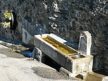 Fontaine-abreuvoir à Saint-Aventin, Haute-Garonne, France.