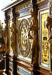 Serre bijoux (1787) par Schwerdfeger, décor de bronzes ciselés et dorés par Thomire. Chambre de la reine, château de Versailles.