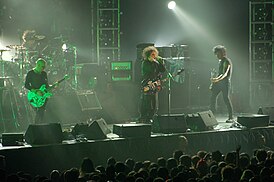 The Cure в 2007 году. Слева направо — Порл Томпсон, Джейсон Купер, Роберт Смит, Саймон Гэллап