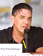 Timothy Omundson interprète le lieutenant chef Carlton J. Lassiter.