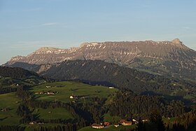 Vue sur la face nord-ouest de la Schratteflue.