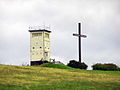 November: „Weltfriedenskreuz“ und DDR-Wachturm an der ehemaligen innerdeutschen Grenze bei Hermannsfeld