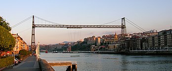 Le pont de Biscaye (Puente de Vizcaya), qui autorise la traversée de la ria de Bilbao, en Espagne, est le plus vieux pont transbordeur encore en activité. Le site a été inscrit en 2006 sur la liste du patrimoine mondial de l'UNESCO. (définition réelle 2 133 × 885)