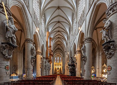 Vue de la nef de la cathédrale bordée de colonnes cylindriques supportant les 12 statues des apôtres