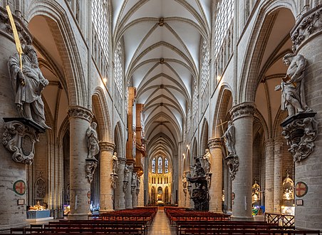 The nave lined with cylindrical columns supporting the twelve statues of the apostles