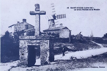 La croix percée et le moulin à vent de Saint-Viaud vers le début du XXe siècle.