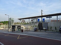 Plate-forme de correspondance entre le tramway T6, le bus et la ligne L du Transilien.