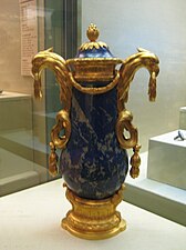 Vase en lazurite, de l'impératrice Catherine II de Russie, (1785-1786), palais de Peterhof, Saint-Pétersbourg, (taillerie de Peterhof)