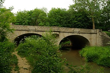 Le pont de pierre sur la N6, enjambant le ru de Baulche