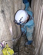 Zone de plus en plus étroite au fond du gouffre du Pé de Muéou, Éourres, Hautes-Alpes, France.