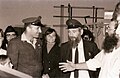 מרדכי הוד בעת ביקור בכפר חב"ד יחד עם שלמה מיידנצ'יק