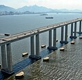 Le Pont Rio-Niterói, tronçon de la BR-101 sur la baie de Guanabara entre les villes de Rio de Janeiro et Niterói.