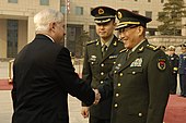 O secretário de Defesa dos EUA, Robert Gates, cumprimenta o ministro da Defesa chinês, Cao Gangchuan, em Pequim, China, em 5 de novembro de 2007