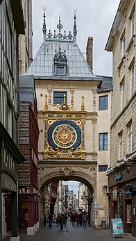 Le Gros-Horloge, à Rouen. (définition réelle 2 470 × 4 377)