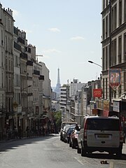 ベルヴィル通り (Rue de Belleville) から見るエッフェル塔