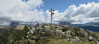 Croix sommitale du Raschötz, à Ortisei, près du val Gardena (Trentin-Haut-Adige). (définition réelle 11 212 × 4 988)