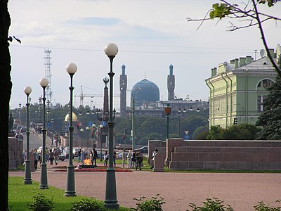 Марсово поле. Вид от 2-го Садового моста. Видны угол памятника Борцам Революции, Суворовская площадь, дом Салтыкова, Троицкий мост. На заднем плане - Петербургская мечеть на Петроградской стороне.