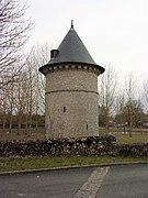 Photographie en couleurs d'une tourelle cylindrique isolée dans un parc.