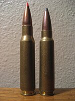 .308ウィンチェスター（左）とその前身.300サベージ（右）とを並べた比較