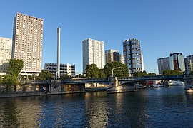 Vue d'ensemble du Front de Seine, centrée sur la cheminée, depuis l'île aux Cygnes.