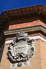 Blason de Paris sur la façade de l'école.