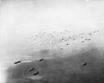 Des avions de transport C-47 lâchent des centaines de parachutistes dans le cadre de l’opération Varsity.