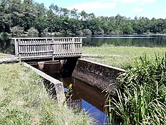 Canal de Ceyrolles, exutoire de l'étang de Bourg-le-Vieux à Bias.