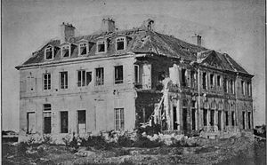 Le château de Stains, après les batailles du siège de Paris durant la guerre franco-prussienne de 1870. La légende du document original indique « En vain, le quartier général (prussien) essaya-t-il de s'installer au château de Stains, dans cette belle résidence de la famille de Vatry qu'on voit trouée et démolie en partie : force fut aux Prussiens, devant les obus de nos forts, de le transférer à Enghien. Le 15 janvier 1871 seulement, l'ennemi réussit à implanter une batterie à la butte-Pinson, sur le flanc de la colline voisine de Stains. C'est de là que commença le bombardement de Saint-Denis. Jusque-là, l'artillerie du général de Bellemare avait pu paralyser le feu de l'ennemi ».