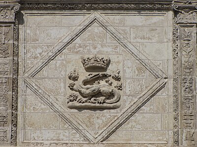 A sculpted salamander, the emblem of François I, on the facade of the north wing