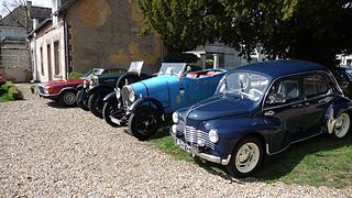 Exposition d'automobiles anciennes.