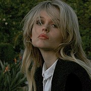 Emily Alyn Lind interprète Audrey.