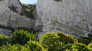 embrasure dans la falaise pour le canon de 75 mm, vue depuis la rue Amiral Courbet.