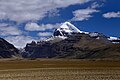 Face sud du mont Kailash, montagne sacrée des pratiquants de quatre des grandes religions asiatiques : les hindous, les jaïns, les bouddhistes et les bönpos.