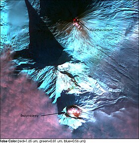 Image satellite en fausses couleurs du Klioutchevskoï en éruption (en haut), du Kamen (au centre) et du Bezymianny en éruption (en bas) en janvier 2004.